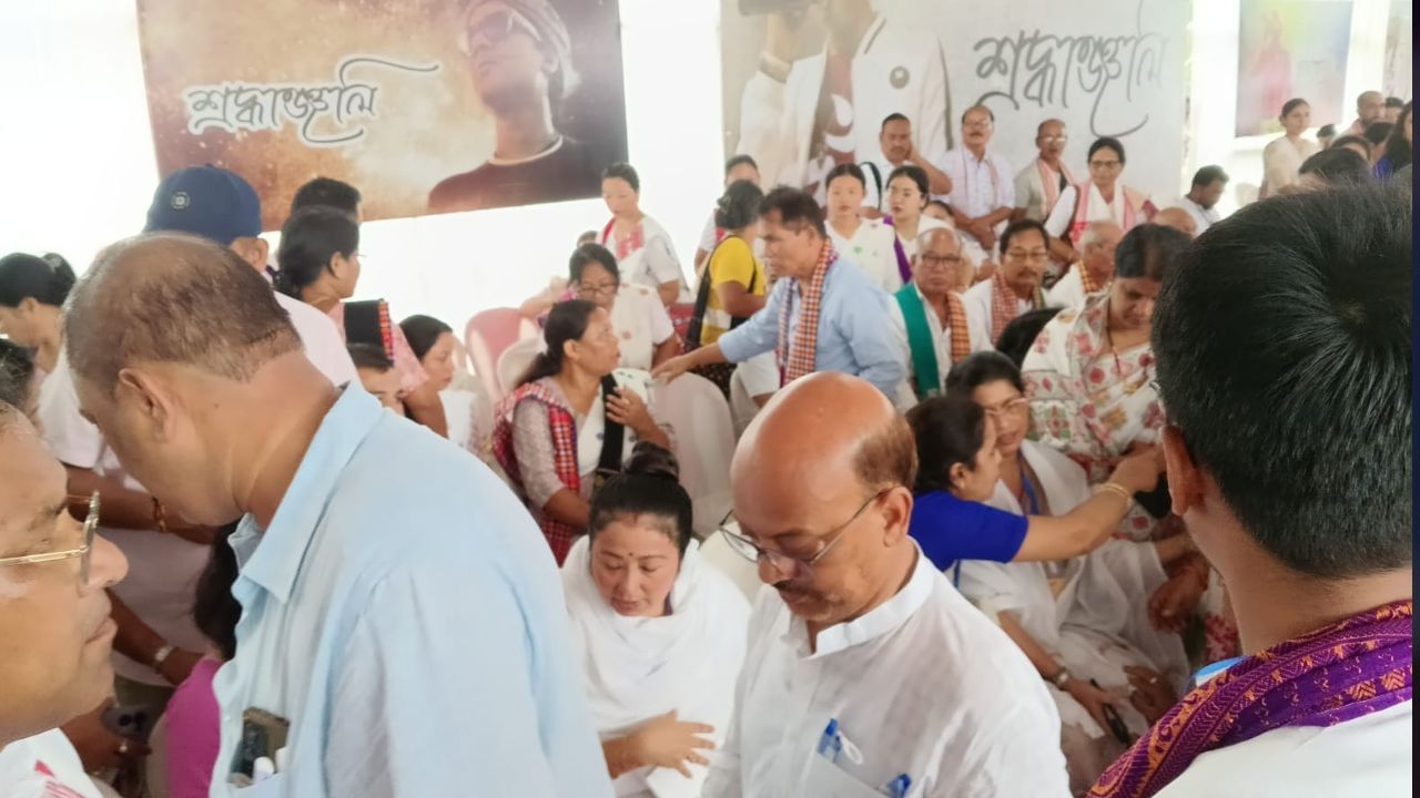 তেওঁ কয়, “তদন্ত ভালদৰে আৰম্ভ হওঁক ,গোটেই কথাখিনি তেওঁলোকক সোধক ,কি হৈছিলে আমি জানিব লাগে। সেই কথাটোৱে বহুত অশান্তি দি আছে । আমি ফাষ্ট ট্ৰেক তদন্ত বিচাৰিছো। তেওঁলোকে নিজৰ মতে কাম কৰক। আমি সহযোগীতা কৰিব লাগে। উচিত তদন্ত হওঁক। মই ভাবো আমি ন্যায় পাম”।