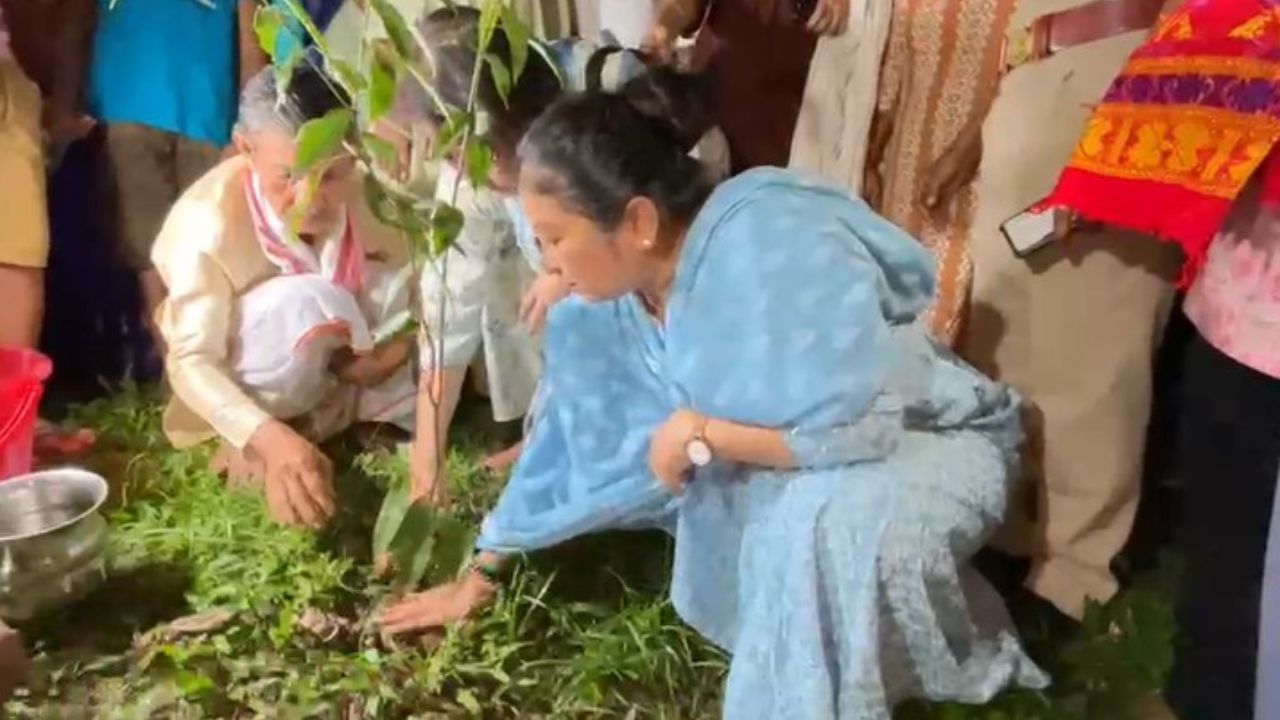 সোণাপুৰৰ বৰখাট বাৰোৱাৰী দুৰ্গা মন্দিৰত গৰিমা শইকীয়া গাৰ্গ। নাহৰ গছৰ পুলি ৰোপন কৰিলে গৰিমাই। গৰিমা শইকীয়া গাৰ্গৰ এই কাৰ্যসূচীত সংগ দিয়ে জুবিন ভগ্নী পামী বৰঠাকুৰে।