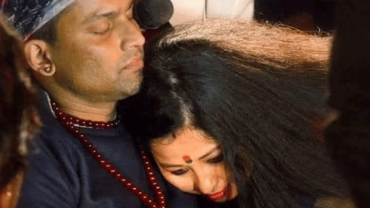 বহু বছৰ প্ৰেমৰ সম্পৰ্কৰ অন্তত২০০২ চনৰ ৪ ফেব্ৰুৱাৰীত জুবিন গাৰ্গে গৰিমাই শইকীয়া গাৰ্গক বিয়া পাতিছিল। এগৰাকী ফেশ্বন ডিজাইনৰ হিচাপে খ্যাত গৰিমা। অৱশ্যে তেওঁৰ কৰ্মক্ষেত্ৰখন ইয়াতেই সীমাবদ্ধ নহয়। কিন্তু স্বামীক হেৰুৱাই তেওঁ এতিয়া ভাগি পৰিছে। প্ৰতিটো দিনে স্বামীৰ বাবে ন্যায়ৰ দাবী কৰি আহিছে।