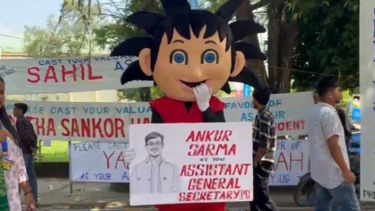 ইফালে কাইলৈ অৰ্থাৎ ১৪ অক্টোবৰত নিৰ্বাচনৰ ভোটগণনা আৰু ফলাফল ঘোষণা কৰা হ’ব। উল্লেখ্য যে এইবাৰ স্নাতকোত্তৰ ছাত্ৰ সন্থাৰ আটাইকেইটা পদতেই আছু, এনএছইউআই, এবিভিপি,অসম ছাত্ৰ পৰিষদ, ছাত্ৰ মুক্তি সংগ্ৰাম সমিতিৰ লগতে নিৰ্দলীয়ভাৱেও বহু প্ৰাৰ্থীয়ে প্ৰতিদ্বন্দিতা আগবঢ়াইছে।