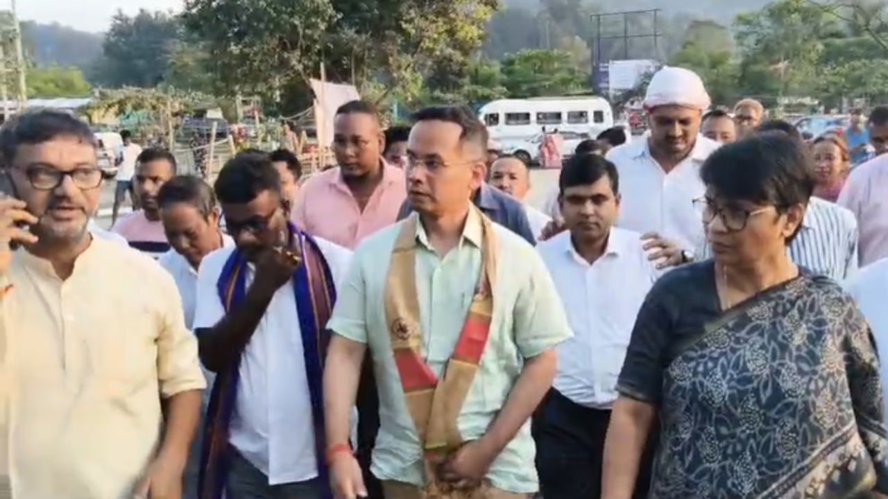 প্ৰাণৰ শিল্পী জুবিন গাৰ্গৰ অকাল মৃত্যুৰ সঠিক তদন্ত তথা ন্যায়ৰ দাবী তুলি ৰাজ্যজুৰি সোচ্চাৰ হৈছে সকলো। ন্যায়ৰ দাবীক লৈ ৰাজ্যজুৰি চলি থকা এনে সবল দাবীৰ মাজতে আজি সোণাপুৰৰ সমাধিস্থলীত উপস্থিত হয় কংগ্ৰেছ সাংসদ তথা ৰাজ্যিক সভাপতি গৌৰৱ গগৈ।