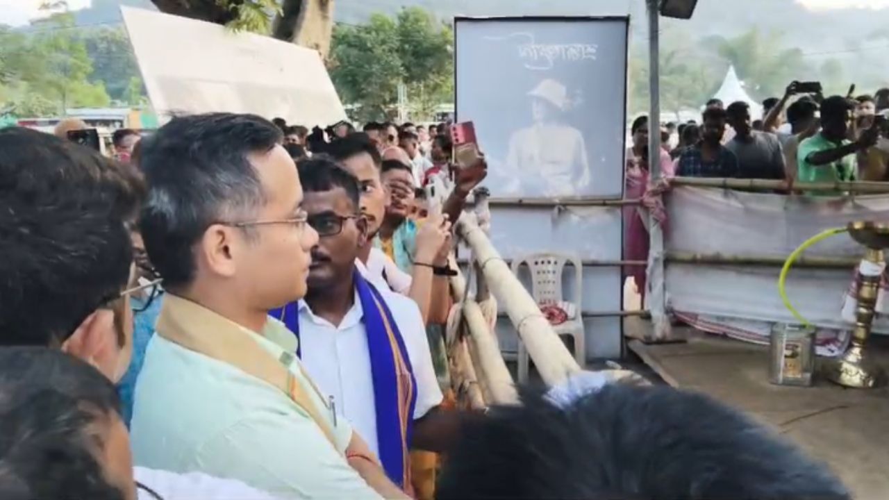 ৰাহুল গান্ধীৰ এই ভ্ৰমণৰ পূৰ্বে আজি সমাধিস্থলীত উপস্থিত হৈ প্ৰদেশ কংগ্ৰেছৰ সভাপতি গৌৰৱ গগৈয়ে পৰিস্থিতিৰ বুজ লয়। তেওঁ লগতে অসম ভ্ৰমণত ৰাহুল গান্ধীয়ে অসমৰ হিয়াৰ আমঠু জুবিন গাৰ্গক শ্ৰদ্ধাঞ্জলি জনোৱাৰ বাদে কোনো দলীয় কাৰ্যসূচীত অংশ নলয় বুলি উল্লেখ কৰে।