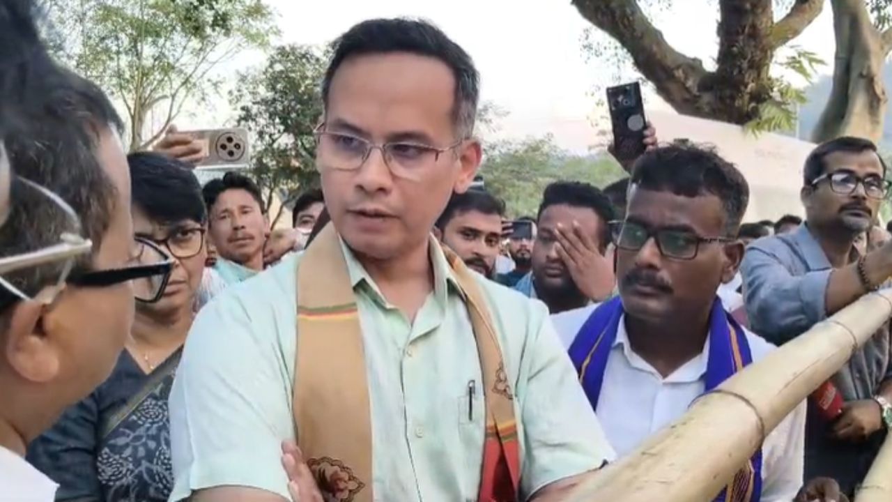 লক্ষণীয়ভাৱে ৰাহুল গান্ধীৰ ভ্ৰমণৰ পূৰ্বে অসম বিজেপিৰ সভাপতি দিলীপ শইকীয়াই কৰিছিল এক বিশেষ মন্তব্য। কংগ্ৰেছ নেতাগৰাকীক এই ভ্ৰমণত কোনোধৰণৰ উচতনিমূলক মন্তব্য কৰাৰ পৰা বিৰত থাকিবলৈ তেওঁ আহ্বান কৰিছিল। বিজেপি সভাপতিগৰাকীৰ এনে মন্তব্যৰ পিছতে গৌৰৱ গগৈৰ মন্তব্য লক্ষণীয় হৈ পৰিছে।