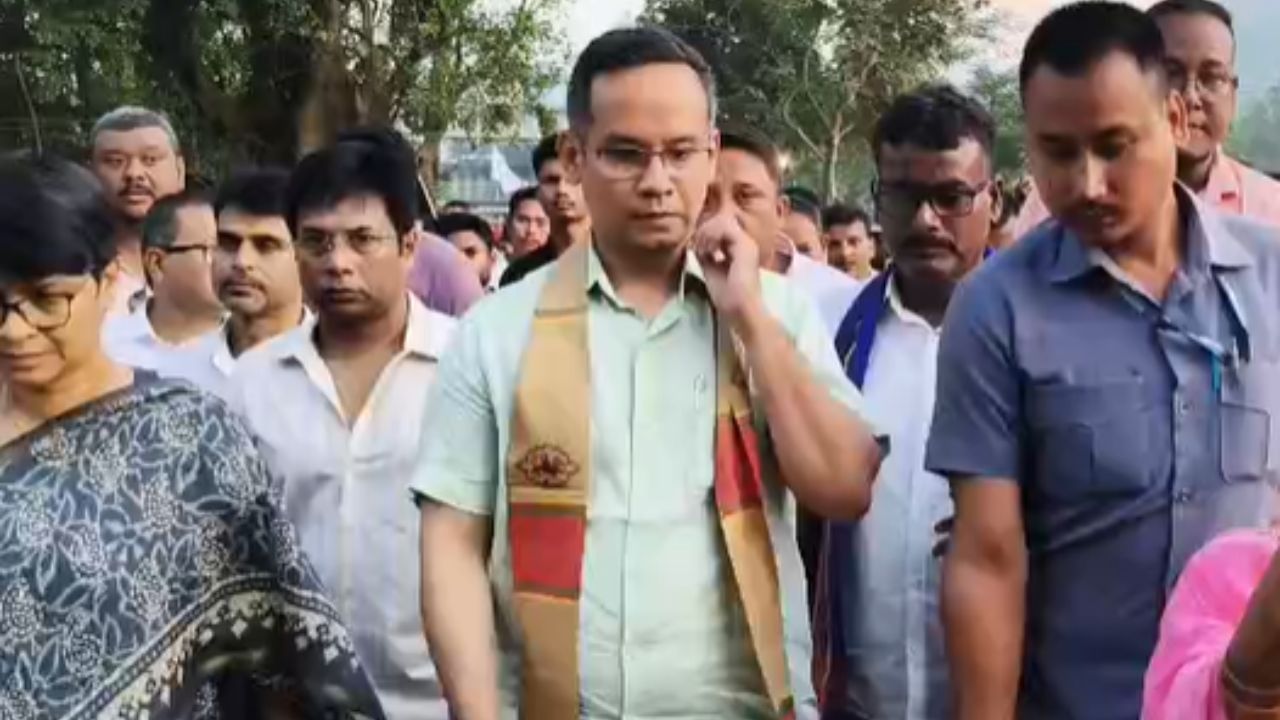 ইফালে সোণাপুৰত জুবিন গাৰ্গৰ সমাধিস্থলীত সংবাদ মাধ্যমৰ সৈতে বাৰ্তালাপ কৰি গৌৰৱ গগৈয়ে জুবিন গাৰ্গৰ মৃত্যুৰ গোচৰৰ তদন্তত সন্তোষ প্ৰকাশ কৰে। চৰকাৰৰ তদন্ত প্ৰক্ৰিয়াত সন্তুষ্টি প্ৰকাশ কৰি তেওঁ লগতে তদন্তৰ ক্ষেত্ৰত বিৰোধী দলৰ পৰা কোনো সহায়ৰ প্ৰয়োজন হ'লে চৰকাৰক সহযোগ কৰিব বুলি মন্তব্য কৰে।