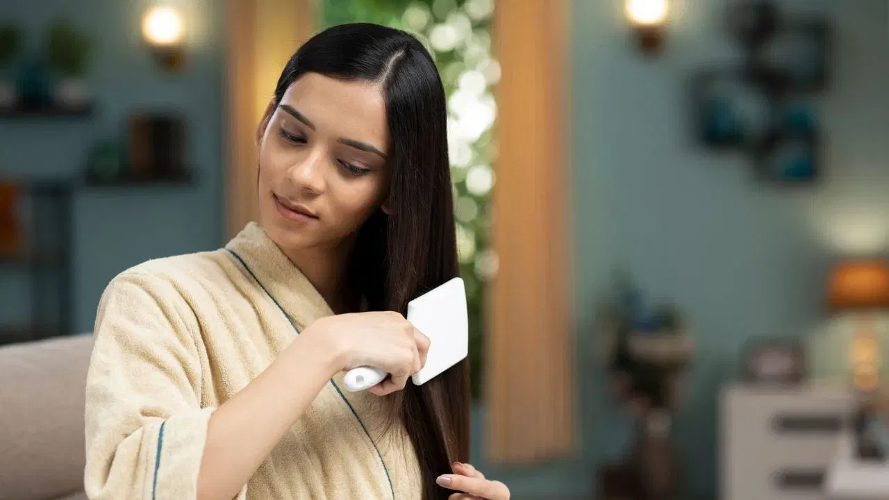 Hair Care Tips : সঘনাই চুলি ফাটে নেকি? ইয়াৰ আঁৰৰ কাৰণ জানি হ’ব আচৰিত!