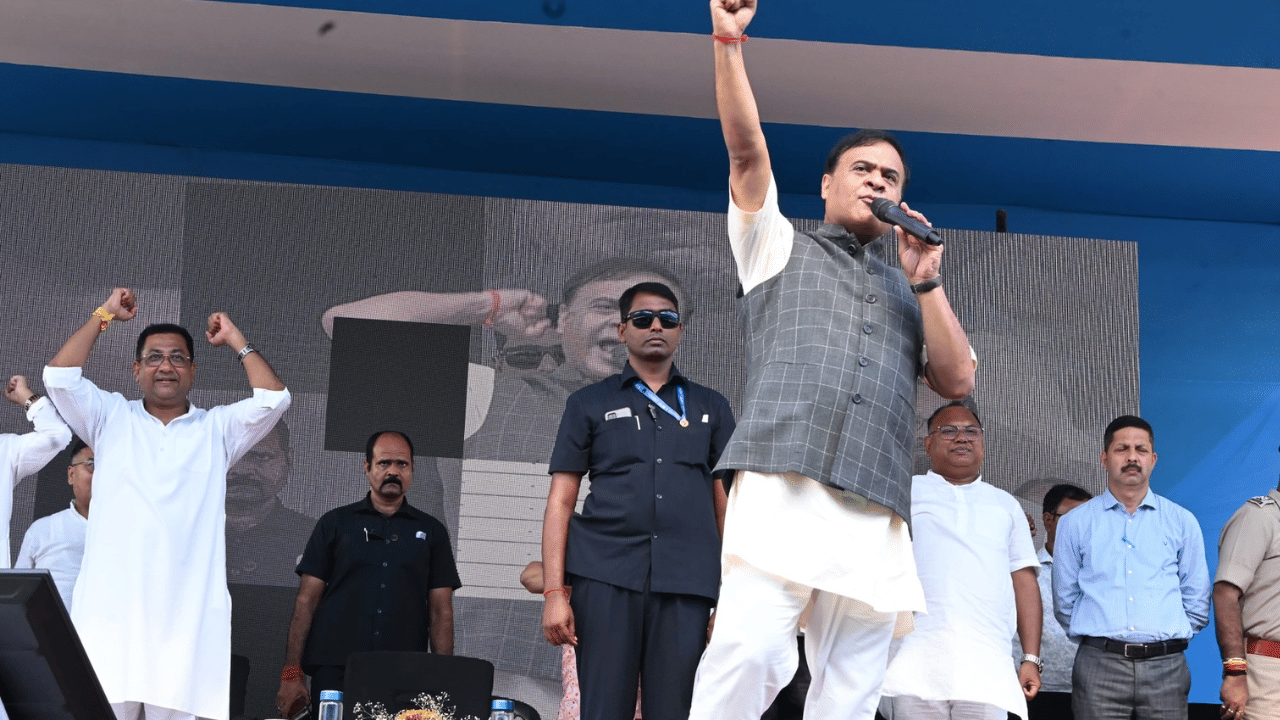 বুধবাৰে নগাঁও বটদ্ৰৱা সমষ্টিৰ প্ৰায় ২৭০০০ মহিলাক মহিলা উদ্যমিতা আঁচনিৰ চেক প্ৰদান কৰে মুখ্যমন্ত্ৰী হিমন্ত বিশ্ব শৰ্মাই। এই আঁচনিৰ অধীনত মহিলাসকলক প্ৰথম পৰ্যায়ত ১০,০০০ টকা প্ৰদান কৰা হৈছে। পৰৱৰ্তী সময়ত চৰ্ত সাপেক্ষে আৰু অধিক ধনৰাশি প্ৰদান কৰিব।
