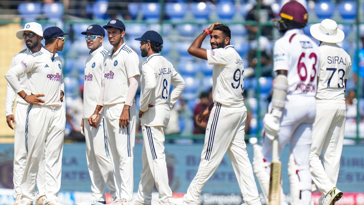 ভাৰতে প্ৰথম ইনিংছত ৪ উইকেটত ৫১৮ ৰানৰ স্ক’ৰত ইনিংছ ঘোষণা কৰাৰ পিছত কালি দ্বিতীয় দিনাৰ সমাপ্তিলৈ ৱেষ্ট ইণ্ডিজে ৪ উইকেটত ১৪০ ৰান সংগ্ৰহ কৰিছিল। আজি আৰু ১০৮ ৰান যোগ দি প্ৰথম ইনিংছ সামৰে দলটোৱে আৰু ২৭০ ৰানত পিছ পৰি ফ’ল’ অন কৰিবলৈ বাধ্য হয়।