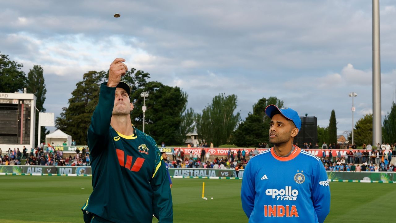 ভাৰত-অষ্ট্ৰেলিয়াৰ প্ৰথম টি-২০ ত বৰষুণৰ বিধি-পথালি, আধাতেই পৰিত্যক্ত ঘোষণা ভাৰত-অষ্ট্ৰেলিয়াৰ প্ৰথম টি-২০ ত বৰষুণৰ বিধি-পথালি, আধাতেই পৰিত্যক্ত ঘোষণা