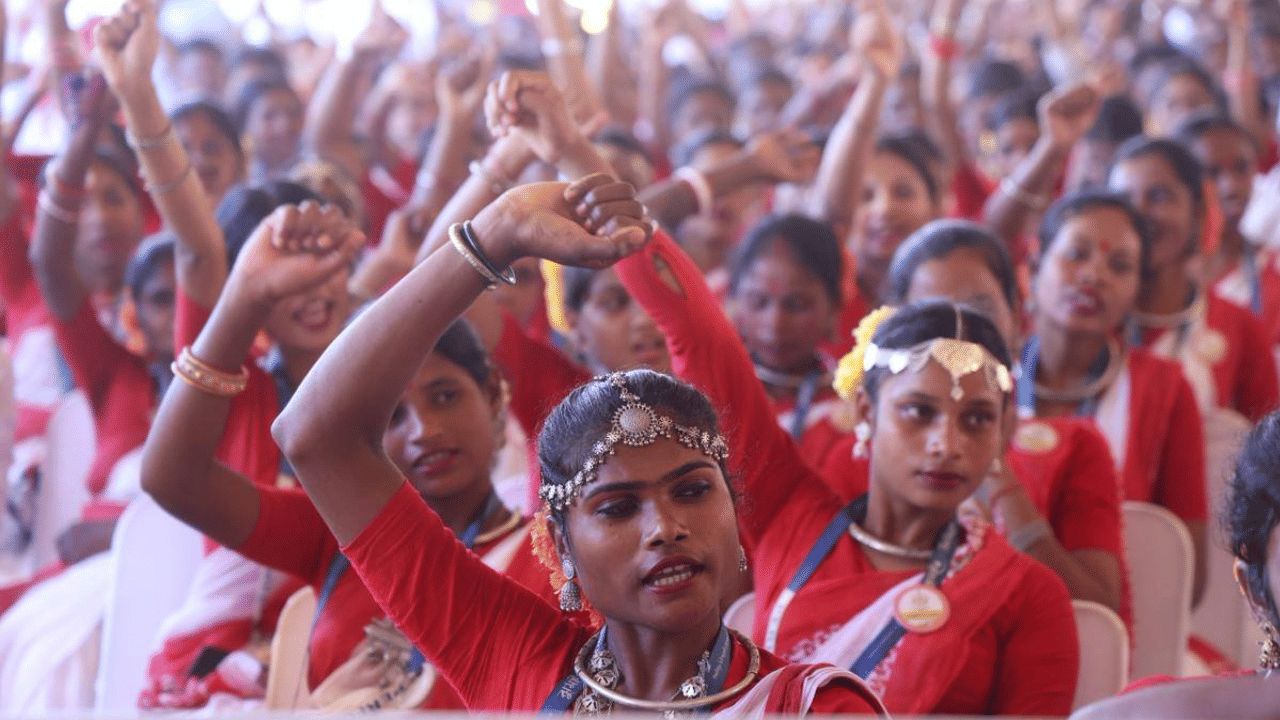একেটা অনুষ্ঠানতে প্ৰধানমন্ত্ৰী চাহ শ্ৰমিক প্ৰোৎসাহন যোজনাৰ অধীনত ৰাজ্যৰ চাহ বাগিচাসমূহৰ লগতে ইয়াৰ আশে-পাশে থকা অঞ্চলসমূহত স্বাস্থ্য সেৱা আগবঢ়োৱাৰ উদ্দেশ্যে ৮০খন সঞ্জীৱনী বাহনৰ ফ্লেগ অফ কৰে মুখ্যমন্ত্ৰী হিমন্ত বিশ্ব শৰ্মাই। এই সময়চোৱাত শৰ্মাই বিভিন্ন দিশৰ ওপৰত গুৰুত্বপূৰ্ণ মন্তব্য কৰে।