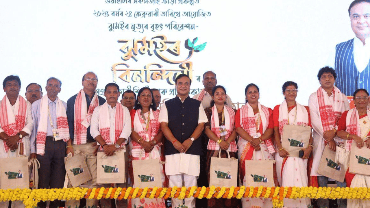 এই শিল্পীসকলে যোৱা ২৪ ফেব্ৰুৱাৰীত প্ৰধানমন্ত্ৰী নৰেন্দ্ৰ মোদীৰ সন্মুখত ঝুমইৰ বিনন্দিনী অনুষ্ঠান সফলভাৱে ৰূপায়ন কৰিছিল। যাৰ ফলত সমগ্ৰ বিশ্বৰ দৃষ্টি অসমে কাঢ়িবলৈ সক্ষম হৈছিল। ২৭খন জিলাৰ ভিতৰত ২৪খন জিলাৰ শিল্পীয়ে এই অনুষ্ঠানত অংশগ্ৰহণ কৰিছিল। এই শিল্পীসকলক আজি সন্মান যঁচা হয়।