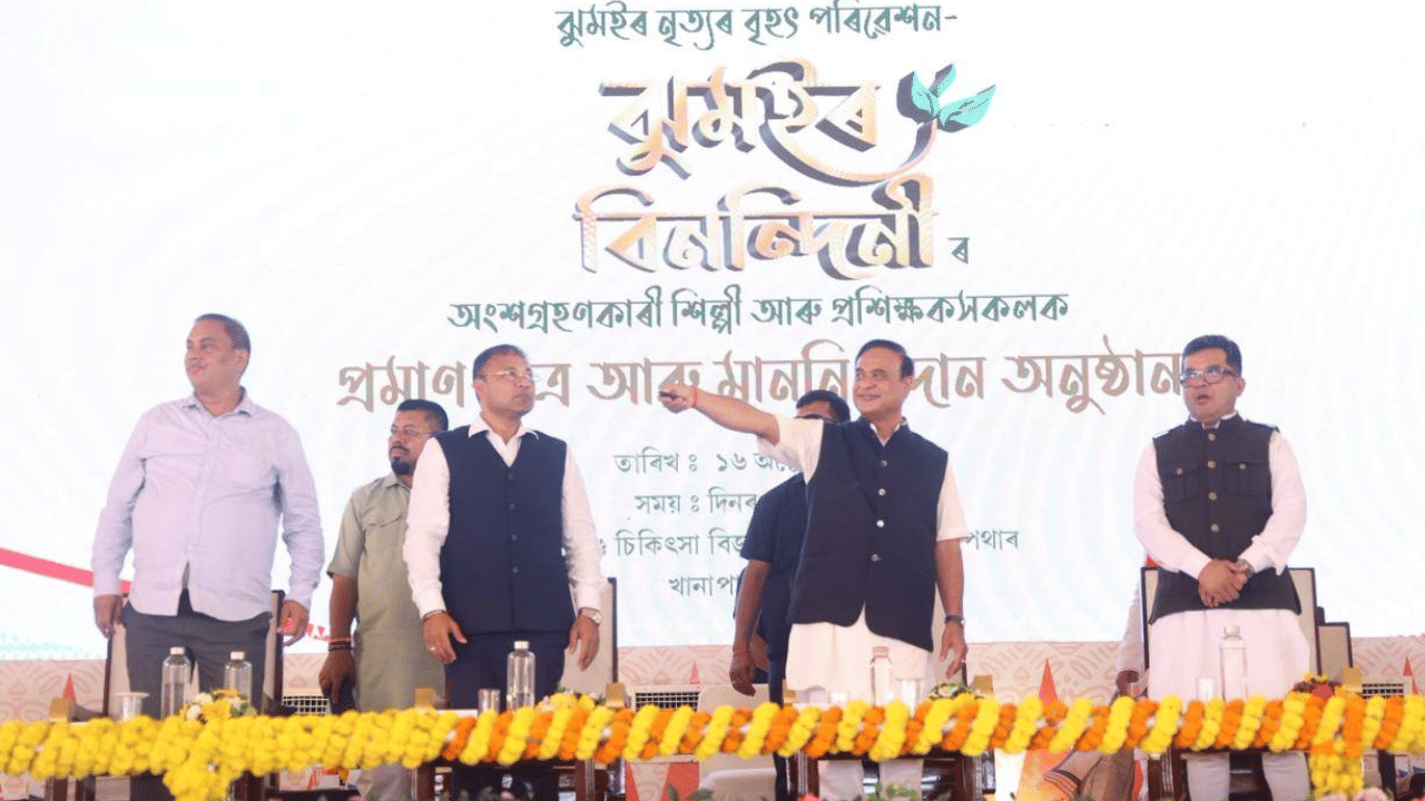 তেওঁ আৰু কয় যে, অহা জানুৱাৰীত চাহ বাগিচা অঞ্চলত নতুনকৈ আৰু ১০০খন হাইস্কুল আমি প্ৰতিষ্ঠা কৰিব অসম চৰকাৰে ৷ লগতে আমি এখন আইন অনাৰ সিদ্ধান্ত গ্ৰহণ কৰিছোঁ, যিখনৰ জৰিয়তে চাহ বাগিচাৰ লাইনৰ মাটিৰ মালিক শ্ৰমিকসকলক কৰা হ'ব বুলি কয় মুখ্যমন্ত্ৰী হিমন্ত বিশ্ব শৰ্মাই।