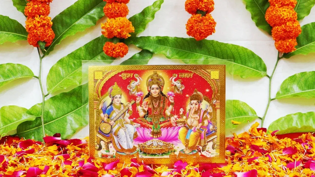 Lakshmi Puja Wishes: লক্ষ্মী পূজাৰ শুভ ক্ষণত সকলোকে এইদৰে জনাব পাৰে শুভেচ্ছা
