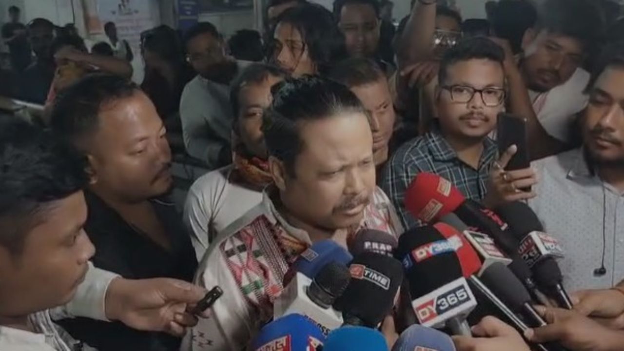 'এনে সিদ্ধান্ত চৰকাৰে ব্যক্তিগত ভাৱে ল'ব নালাগে প্ৰয়োজন হ'লে ৰাইজৰ লগত আলোচনাৰ মাধ্যমেৰে সিদ্ধান্ত গ্ৰহণ কৰক।' এনেদৰে পুনৰ চৰকাৰক প্ৰত্যাহ্বান জনালে শিল্পী মানস ৰবীনে ।