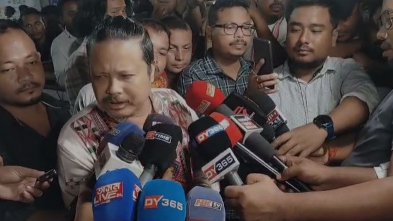 শনিবাৰে নিশা ১১ বজাৰ পিছত সোণাপুৰৰ জুবিন ক্ষেত্ৰত উপস্থিত শিল্পী মানস ৰবীন।