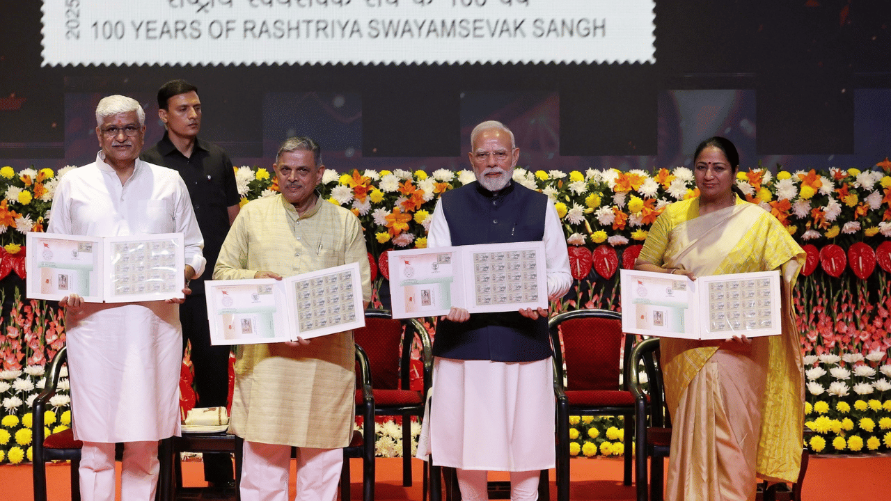 RSS ৰ মঞ্চত প্ৰধানমন্ত্ৰী নৰেন্দ্ৰ মোদী, উন্মোচন কৰিলে ১০০ টকীয়া মুদ্ৰা আৰু ডাক টিকট...