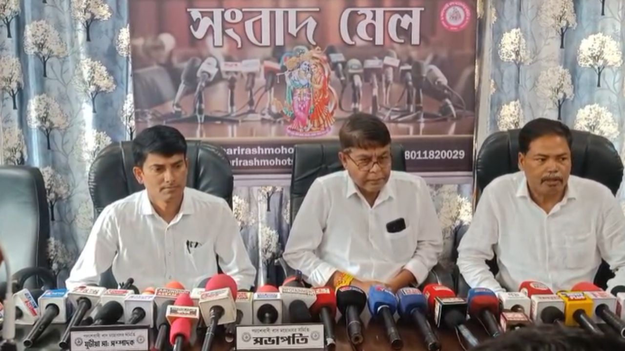 সমিতিৰ সমূহ বিষয়ববীয়াৰ উপস্থিতিত আজিৰ এই সংবাদমেলখনি সম্বোধন কৰে পলাশবাৰী ৰাস মহোৎসৱ সমিতিৰ সভাপতি মনিময় ক'ৰে। ১৯৪৭ চনত স্থাপিত এই ৰাস মহোৎসৱখনে এইবাৰ ৭৯ বছৰ গৰকিব।