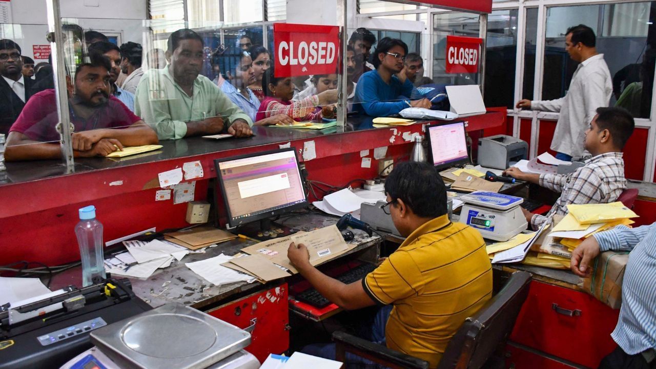 বিনিয়োগ কৰাৰ এবছৰৰ পিছত পিপিএফ একাউণ্টৰ পৰা ঋণ ল’ব পাৰি আৰু পাঁচ বছৰৰ পিছত আংশিকভাৱে উইড্ৰৱেল কৰাৰ সুবিধা লাভ কৰিব। ইয়াৰ ফলত একাউণ্ট বন্ধ নকৰাকৈয়ে জৰুৰীকালীন খৰচ পূৰণ কৰাত সহায়ক হ’ব।