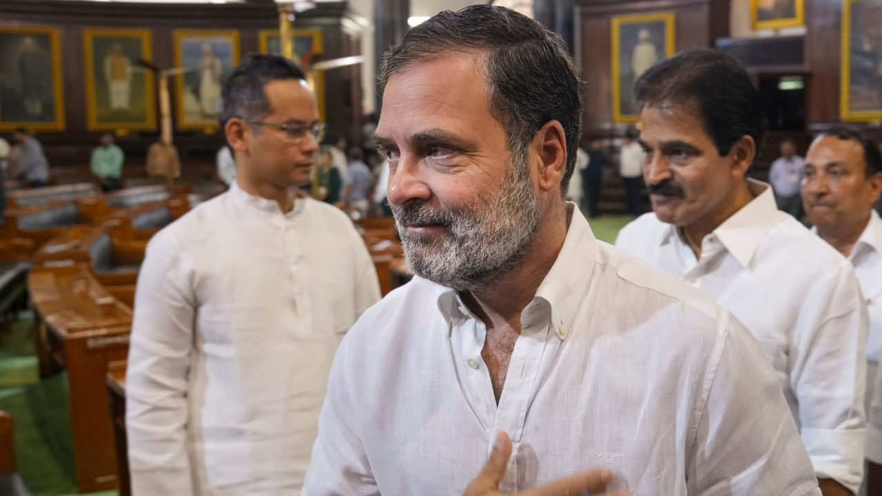 কাইলৈ অসম ভ্ৰমণ কৰিব কংগ্ৰেছ নেতা তথা লোকসভাৰ বিৰোধী দলপতি ৰাহুল গান্ধীয়ে। এই ভ্ৰমণত ৰাহুল গান্ধীয়ে সোণাপুৰৰ জুবিন গাৰ্গৰ সমাধিস্থলীত শ্ৰদ্ধাঞ্জলি জনাব। তেওঁ লগতে কাহিলীপাৰাস্থিত জুবিন গাৰ্গৰ বাসগৃহতো উপস্থিত হোৱাৰ সম্ভাৱনা আছে।