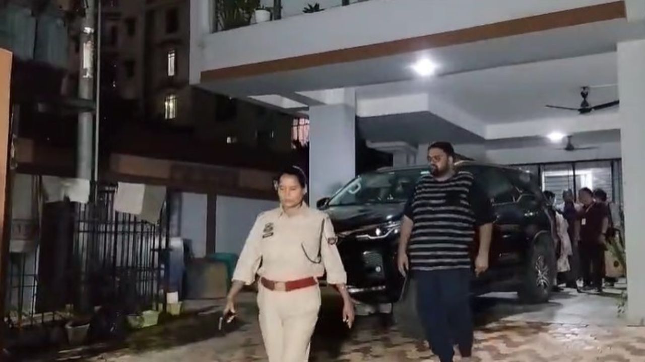 উজ্জল আৰু ভাতৃ বিনয় কুমাৰ আগৰৱালাই ভুৱা প্ৰতিষ্ঠান খুলি ভুৱা বিল কিনা বেচা কৰিছিল। বিনয় কুমাৰ আগৰৱালাক উলুবাৰীৰ পৰা আটক কৰে আৰক্ষীয়ে।