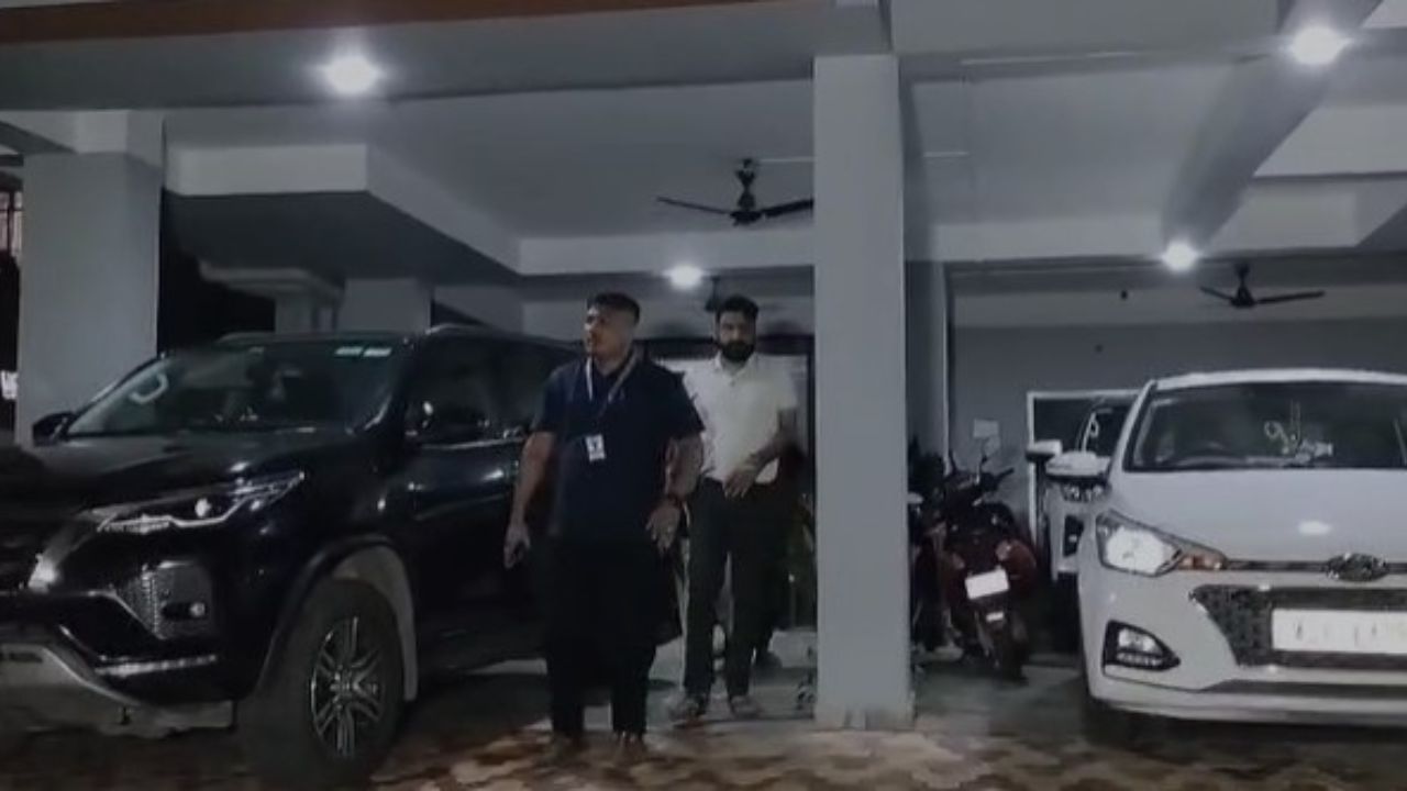 তিনিচুকীয়াৰ পৰা পলাই গুৱাহাটীত লুকাই আছিল ব্যৱসায়ীজন। তিনিচুকীয়াত বি কে এন্টাৰপ্ৰাইজ নামৰ ভুৱা প্ৰতিষ্ঠান খুলি ভুৱা বিল কিনা বেচা কৰিছিল।