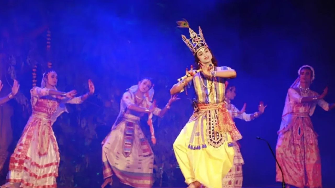 মাজত আৰু মাত্ৰ কেইটামান দিন। তাৰ পিছতে আধ্যাত্মিক চেতনাত ডুব যাব সমগ্ৰ ৰাজ্য। অহা ৫ নৱেম্বৰৰ পৰা ৰাজ্যৰ ভিন্ন প্ৰান্তত আয়োজন কৰা হ’ব ৰাস মহোৎসৱ। পলাশবাৰীতো চলিছে ৰাস আয়োজনৰ পূৰ্ণ প্ৰস্তুতি।