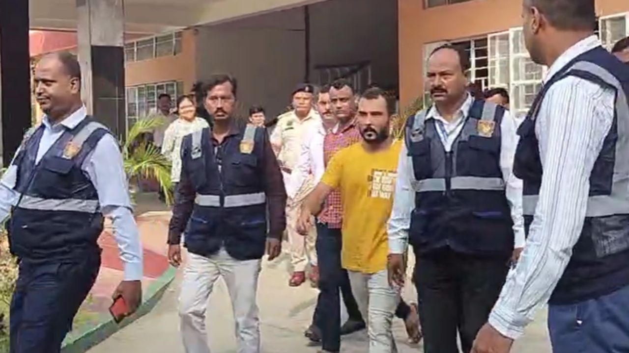 জুবিন গাৰ্গৰ মৃত্যুৰ গোচৰত গ্ৰেপ্তাৰ হোৱা শিল্পীগৰাকীৰ দুই সহযোগী শেখৰ জ্যোতি গোস্বামী আৰু অমৃতপ্ৰভা মহন্তক আজি আদালতে ১৪ দিনৰ বাবে ন্যায়িক জিম্মালৈ প্ৰেৰণ কৰিছে। দুয়োগৰাকী অভিযুক্তক আজি হাফলং কাৰাগাৰলৈ লৈ যোৱা হৈছে।