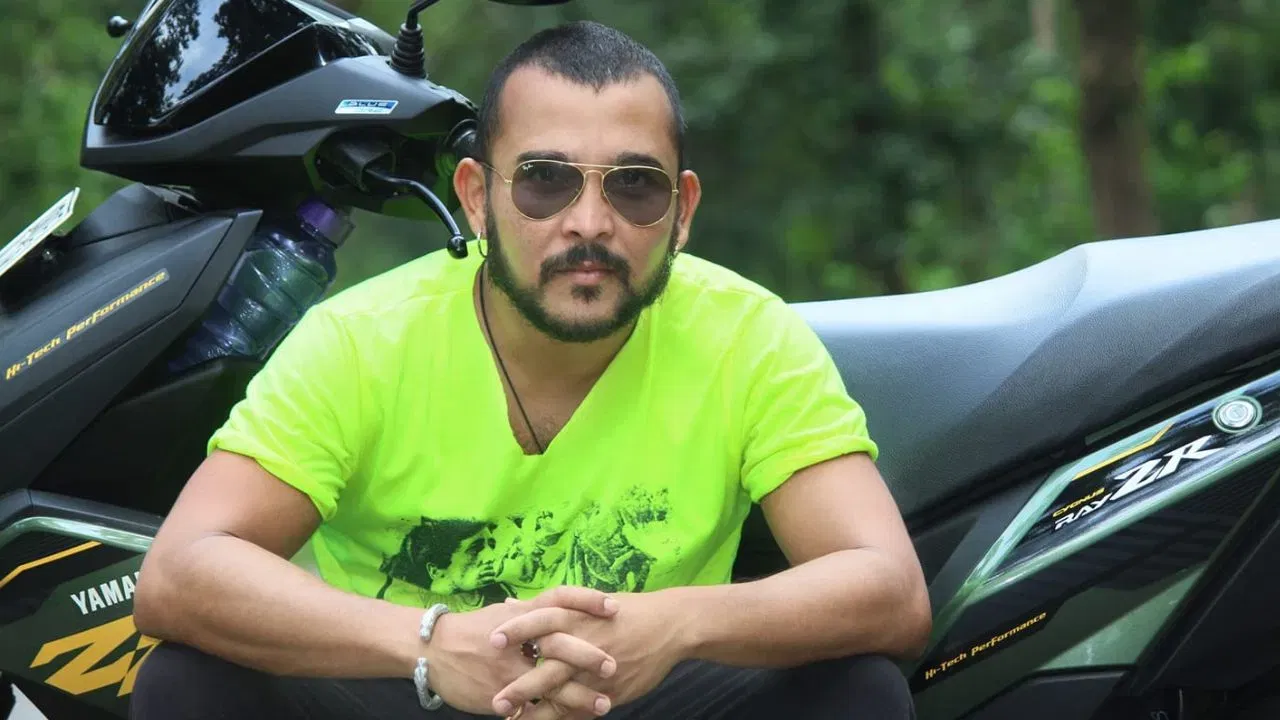 জুবিন গাৰ্গৰ মৃত্যুৰ ঘটনাৰ অভিযোগত শ্যামকানু মহন্ত, সিদ্ধাৰ্থ শৰ্মাৰ পাছতে আজি শেখৰ-অমৃতপ্ৰভাক গ্ৰেপ্তাৰ কৰে। শিল্পীগৰাকীৰ আকস্মিক বিয়োগক মানি ল’ব পৰা নাছিল অনুৰাগীসকলে। যাৰ বাবে প্ৰতিদিনে কৰি গৈছিল প্ৰতিবাদ।