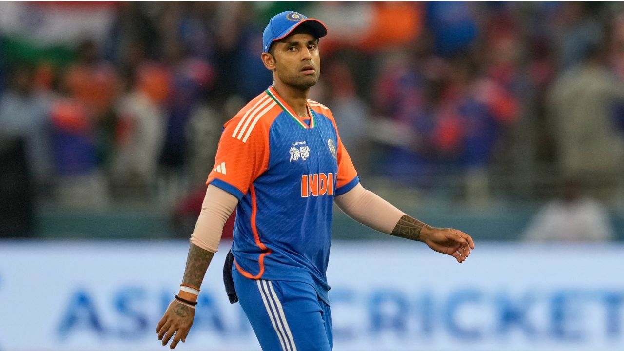 ইতিমধ্যে এই মেচখনৰ টছ হৈ গৈছে। পুনৰ এবাৰ টছত পৰাস্ত হৈছে ভাৰতীয় অধিনায়ক। টছত জয়ী হৈ অষ্ট্ৰেলিয়াৰ অধিনায়ক মিচেল মাৰ্শ্বে প্ৰথমে বলিং কৰাৰ সিদ্ধান্ত লৈছে। অৰ্থাৎ মেলবৰ্ণত আজি প্ৰথমে বেটিং কৰিব ভাৰতীয় দলে।