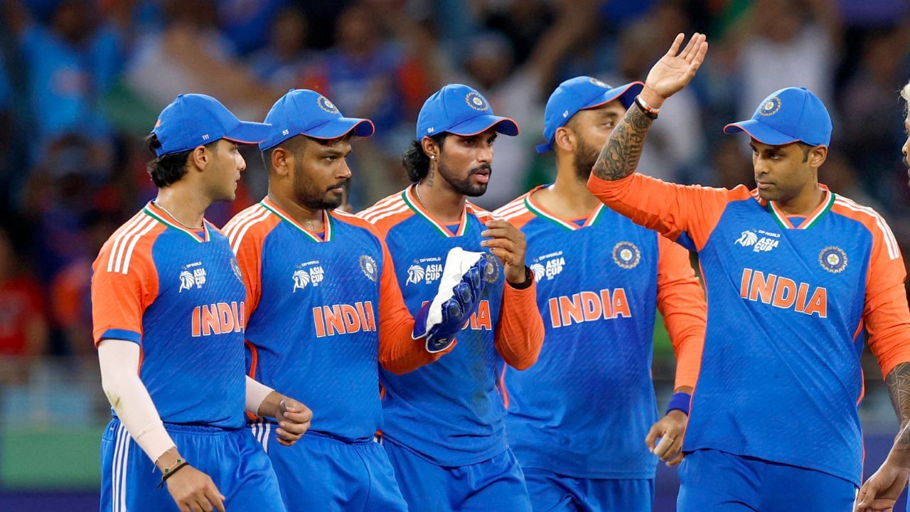 দলৰ মূল একাদশত আজি দেখা যাব অভিষেক, গিল, সূৰ্যকুমাৰ (অধিনায়ক), তিলক, সঞ্জু চেমচন, শিৱম ডুবে, অক্ষৰ, হৰ্ষিত, কুলদীপ, বৰুণ আৰু বুমৰাহ। ইফালে অষ্ট্ৰেলিয়া দলত উইকেটকীপাৰ বেটাৰ জ’ছ ফিলিপৰ স্থানত মেথিউ শ্বৰ্টক অন্তৰ্ভুক্ত কৰা হৈছে।