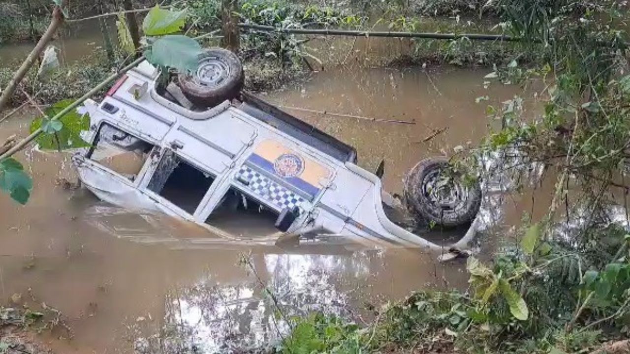 দুৰ্ঘটনাত পতিত হোৱা আৰক্ষীৰ বাহনৰ গ্লাছ ভাঙি আহত লোককেইজনক ততাতৈয়াকৈ টীয়ক FRU লৈ প্ৰেৰণ কৰে স্থানীয় লোকে। ভাৰপ্ৰাপ্ত আৰক্ষী বিষয়া সত্যন্দ্ৰ মালাকাৰে নিজেই চালকৰ আসনত আছিল বুলি প্ৰত্যক্ষদৰ্শীয়ে জানিবলৈ দিছে। গুৰুতভাৱে আহত পৱন গগৈক উন্নত চিকিৎসাৰ বাবে যোৰহাট চিকিৎসা মহাবিদ্যালয়লৈ প্ৰেৰণ কৰা হৈছে।