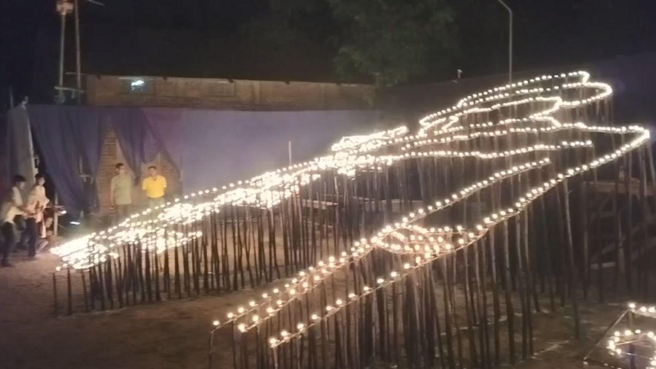 অঞ্চলটোৰ ২০-২০ জন যুৱকে প্ৰিয় শিল্পীগৰাকীক স্মৰণৰ এনে এক ব্যতিক্ৰমী পদক্ষেপৰ বাবে প্ৰায় ১৫ দিন ধৰি দিনে নিশাই কাম কৰা বুলি জানিবলৈ দিয়ে। মাটিৰ চাকিৰে জুবিন গাৰ্গৰ প্ৰতিচ্ছবি অংকন কৰি সম্পূৰ্ণ শান্তিপূৰ্ণ পৰিৱেশেৰে উদযাপন কৰে দেৱালীৰ নিশা।