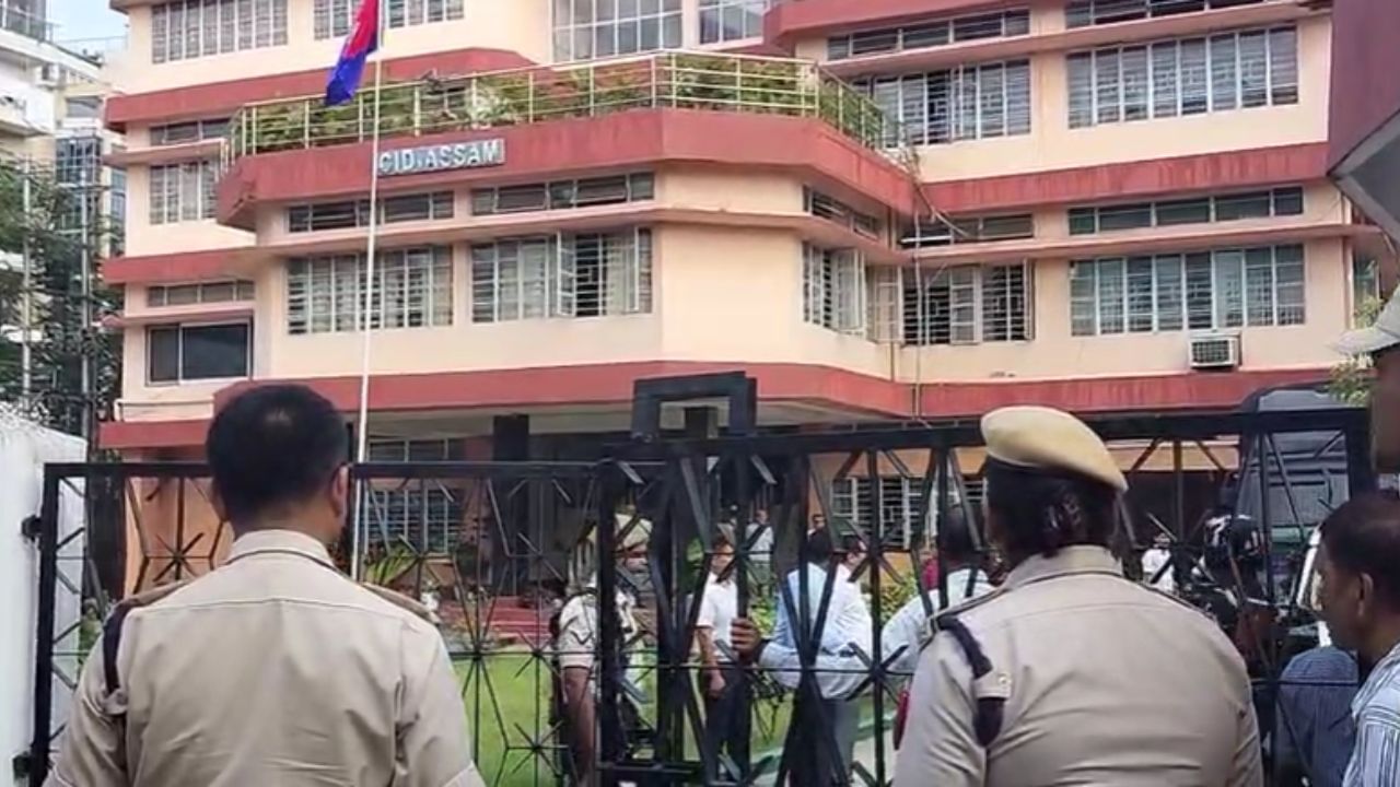 আজি দুয়োৰে চি আই ডি জিম্মা শেষ হোৱাৰ পিছত আন ১৪ দিনৰ বাবে ন্যায়িক জিম্মালৈ প্ৰেৰণ কৰা হৈছে। আদালতত হাজিৰ কৰাৰ পূৰ্বে দুয়োগৰাকীৰে নিয়মীয়া চিকিৎসা পৰীক্ষা কৰা হয়। বাক্সা কাণ্ডৰ পৰিপ্ৰেক্ষিতত দুয়োকে কটকটীয়া নিৰাপত্তাৰ মাজেৰে চিআইডিৰ কাৰ্যালয়ৰ পৰা উলিয়াই নিয়া হয়।