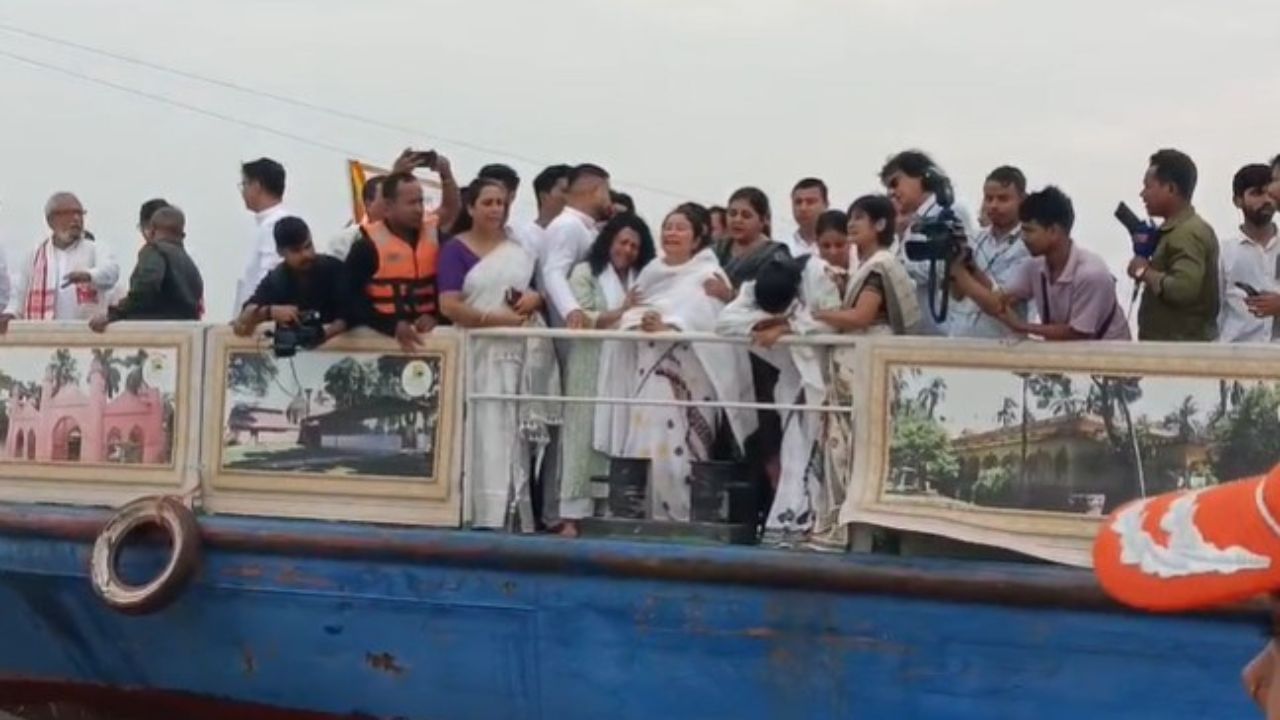 Zubeen Garg Ashes Immersed In Brahmaputra (3)