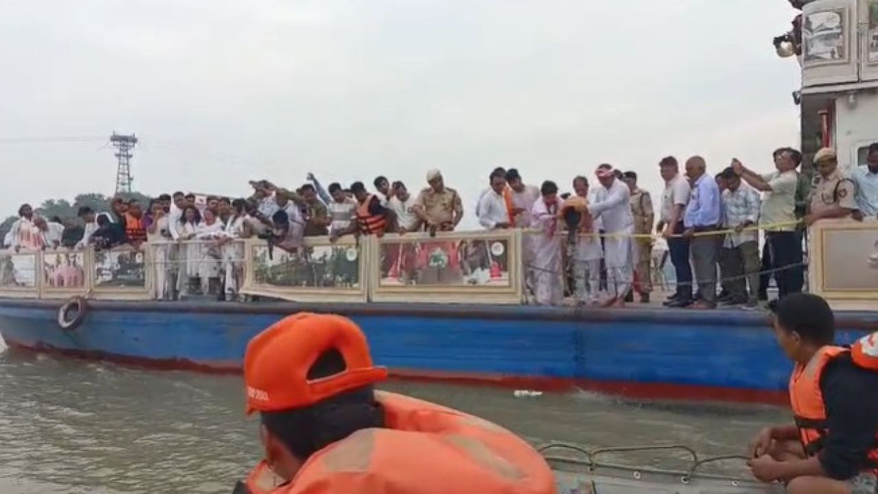 মহানগৰীৰ লাচিত ঘাটত জাহাজেৰে ব্ৰহ্মপুত্ৰৰ বক্ষত চিতাভস্ম বিসৰ্জন। লগত আছিল ভগ্নী পামী বৰঠাকুৰৰ লগতে পৰিয়ালৰ আন লোকসকল। জুবলী, পাৰ্থসাৰথি মহন্তৰ লগতে বহু লোক উপস্থিত আছিল জাহাজখনত।