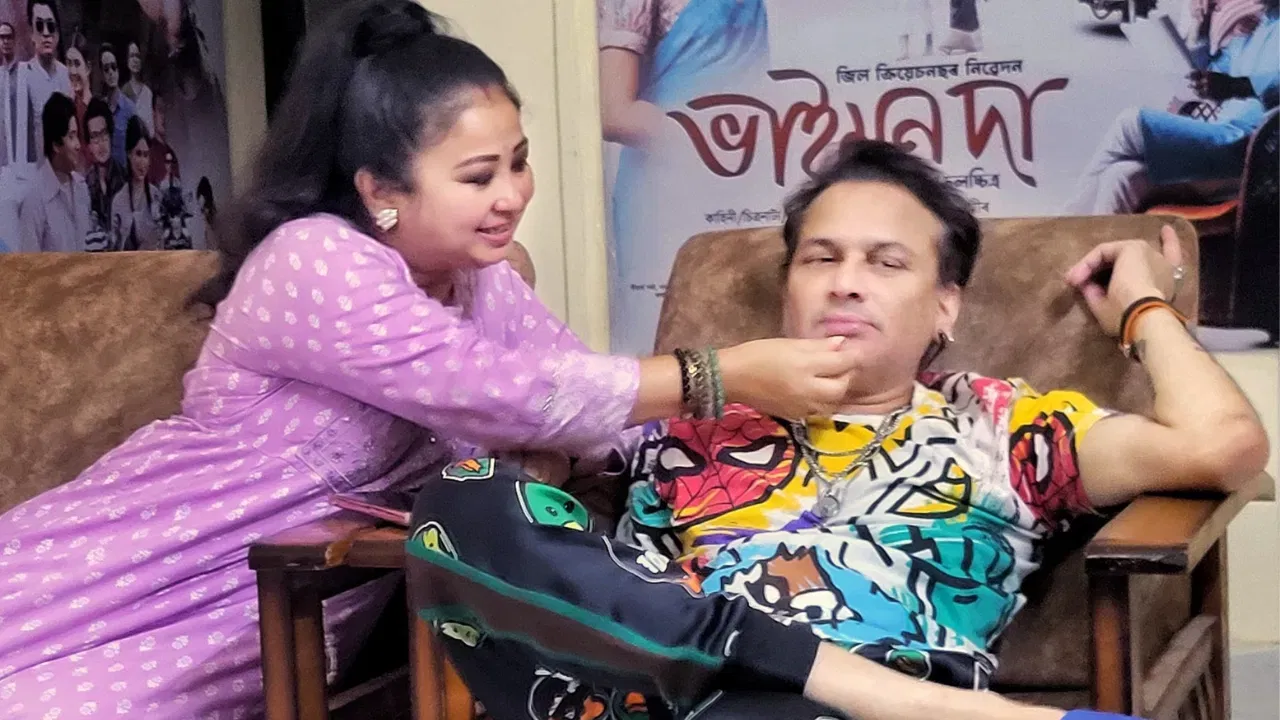 ১৯ ছেপ্তেম্বৰত অসমবাসীয়ে পাইছিল সেই বেয়া খবৰটো। কিন্তু আজি পৰ্যন্ত পোহৰলৈ অহা নাই জুবিনৰ মৃত্যু প্ৰকৃত ৰহস্য। পত্নীৰ আহ্বানত সকলোৱে সামাজিক মাধ্যমত লিখিছে #JusticeForZubeenGarg বুলি। জুবিনৰ ন্যায় বিচাৰি পত্নী গৰিমা গাৰ্গ শইকীয়াই আজি সামাজিক মাধ্যমত দিছে এক আৱেগিক পোষ্ট।