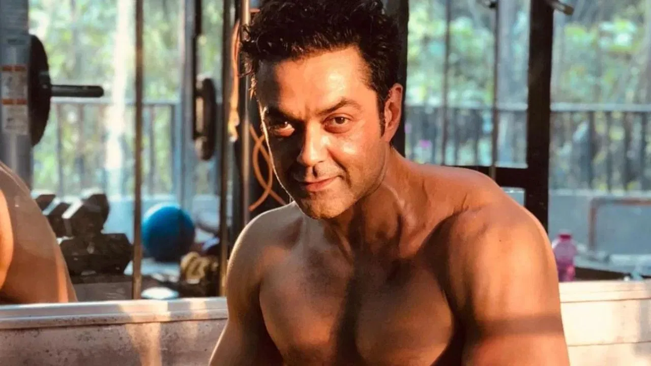 ধৰ্মেন্দ্ৰৰ কনিষ্ঠ পুত্ৰ ববি দেউলে এসময়ত ‘গুপ্ত’ আৰু ‘চোলজাৰ’ৰ দৰে ছবিত অভিনয় কৰিছিল। ৯০ৰ দশকৰ শেষৰ ফালে আত্মপ্ৰকাশ কৰিছিল আৰু তেওঁ ছবিজগতৰ পৰা সোনকালে নোহোৱা হৈ পৰিছিল। কোনো ছবিতে তেওঁক দেখা পোৱা নাছিল। কিন্তু কিয়?