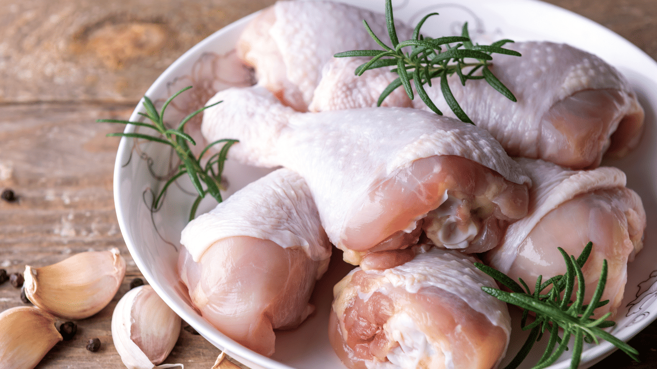 কিমান দিনলৈ কেঁচা মাংস ফ্ৰীজত ৰাখিব পাৰি? কেতিয়া বেয়া হবলৈ আৰম্ভ কৰে, জানক...