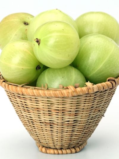 শৰীৰত উষ্ণতা বজাই ৰখাৰ পৰা ৰক্তহীনতা দূৰ কৰালৈকে, ঠাণ্ডা বতৰত আমলখি কিয় খাব লাগে? শৰীৰত উষ্ণতা বজাই ৰখাৰ পৰা ৰক্তহীনতা দূৰ কৰালৈকে, ঠাণ্ডা বতৰত আমলখি কিয় খাব লাগে?