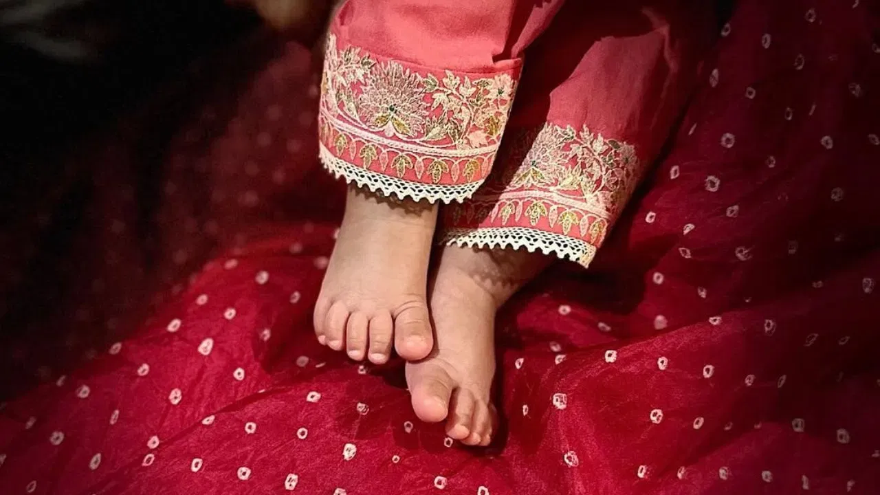 ৰণবীৰ আৰু দীপিকাই ২০২৪ চনত এগৰাকী কন্যা সন্তানৰ পিতৃ-মাতৃ হয়। কিন্তু কণমানিটোৰ ফটো পোহৰলৈ অনা নাছিল পিতৃ-মাতৃয়ে। অনুৰাগীসকলে দুৱাৰ প্ৰথম আভাস পাবলৈ আগ্ৰহী হৈ পৰিছিল।