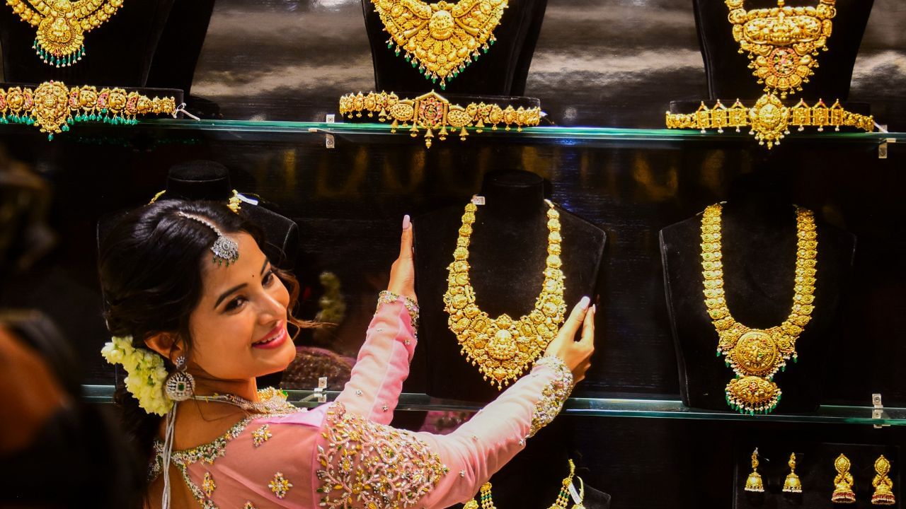 Gold-Silver Price: দেৱালীৰ পূৰ্বে সোণ-ৰূপে দেখুৱাইছে ৰং! জানক গুৱাহাটীত কিমান মূল্যত কিনিব সোণ-ৰূপ