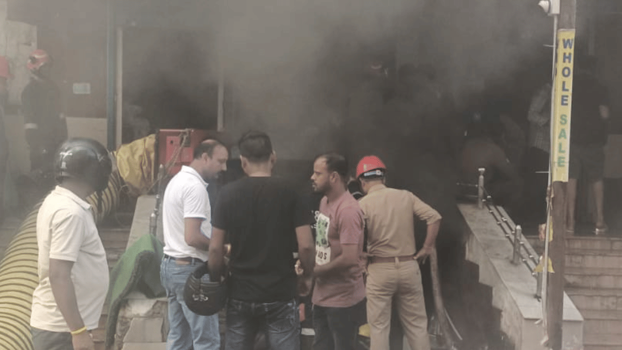 সূত্ৰ অনুসৰি জানিব পৰা মতে, শ্বৰ্ট চাৰ্কিটৰ ফলত এই ঘটনা সংঘটিত হৈছে। এই ভয়ংকৰ অগ্নিকাণ্ডৰ ঘটনাই অঞ্চলটোত উত্তপ্ত পৰিস্থিতিৰ সৃষ্টি কৰিছে। এই অগ্নিকাণ্ডৰ ফলত কেইবাখনো ব্যৱসায়িক প্ৰতিষ্ঠান ক্ষতিগ্ৰস্ত হোৱা বুলি জানিব পৰা গৈছে।