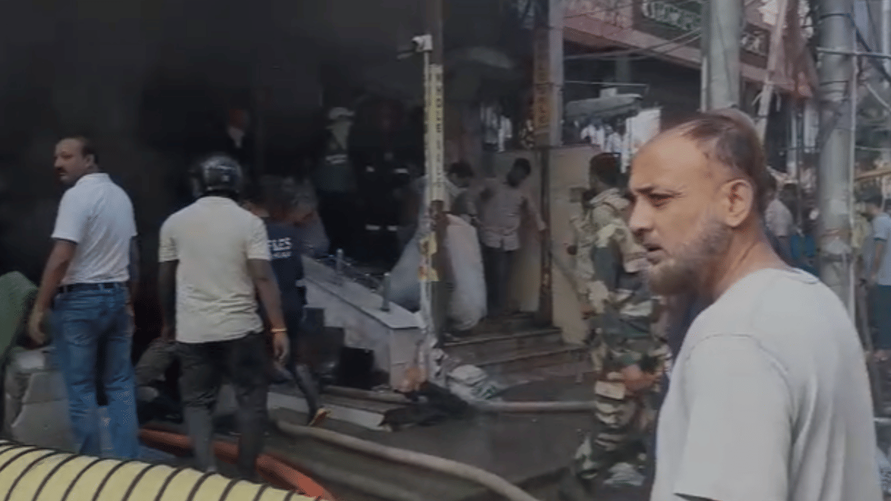 জানিব পৰা মতে চাইবাৰ মাৰ্ট নামৰ প্ৰতিষ্ঠানত এই বিধ্বংসী কাণ্ড সংঘটিত হয়। এই অগ্নিকাণ্ডত শ্বাস-প্ৰশ্বাস বন্ধ হৈ এজনৰ কৰুণ মৃত্যু হয়। মৃত্যু হোৱা লোকজনৰ নাম ছলমান কুৰেশ্বি বুলি জানিব পৰা গৈছে। ইফালে আন ৪ জন সংকটজনক অৱস্থাত হাস্পাতালত ভৰ্তি হৈ আছে।