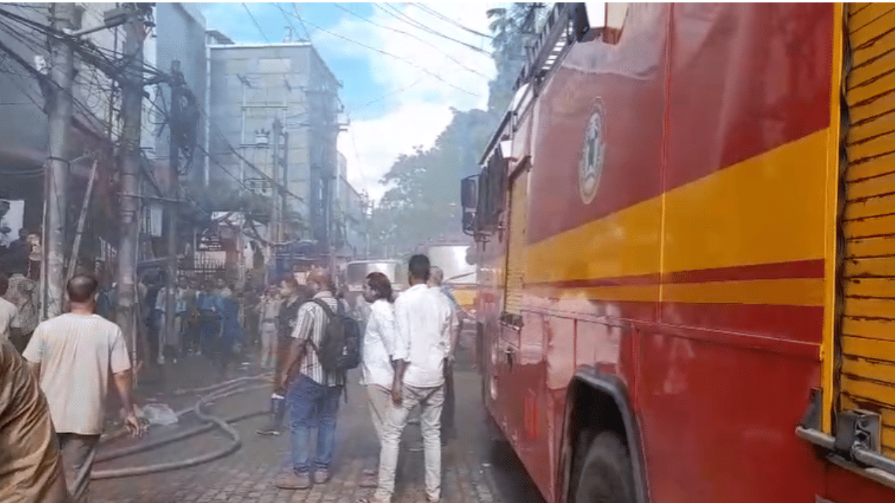গুৱাহাটীৰ ফাঁচী বজাৰত সংঘটিত হৈছে ভয়ংকৰ অগ্নিকাণ্ডৰ ঘটনা। এছ এছ ৰোডত সংঘটিত বিধ্বংসী অগ্নিকাণ্ডৰ ফলত এজনৰ মৃত্যু আৰু কেইবাজনৰ অৱস্থাত সংকটজনক বুলি জানিব পৰা গৈছে। শুকুৰবাৰে পুৱতি নিশা এই কাণ্ড সংঘটিত হয়।