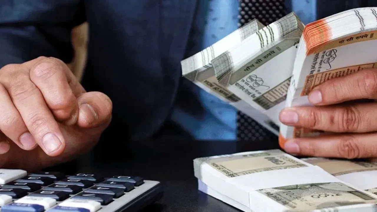 ৬০ বছৰ আৰু তাতকৈ অধিক বয়সৰ ব্যক্তিয়ে এই আঁচনিত বিনিয়োগ কৰিব পাৰিব। স্বামী-স্ত্ৰীয়ে যৌথ একাউণ্টত ৬০ লাখ টকা পৰ্যন্ত বিনিয়োগ কৰিব পাৰে, আনহাতে একক একাউণ্টৰ বিনিয়োগৰ সীমা ৩০ লাখ টকা। এজনে নূন্যতম ১,০০০ টকাৰ পৰা আৰম্ভ কৰিব পাৰে আৰু কাৰ্যকাল ৫ বছৰ, যাক ৩ বছৰ বৃদ্ধি কৰিব পাৰি।