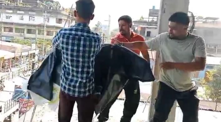 নলবাৰী এল এন বি ৰোডত আছিল বীৰ লাচিত সেনাৰ কাৰ্যালয়। কাৰ্যালয়ত প্ৰৱেশ কৰি ফালি পেলায় বেনাৰ - পোষ্টাৰ।