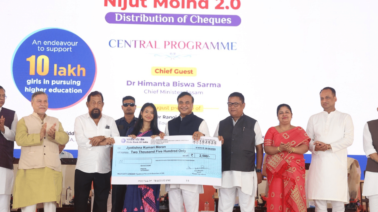 সোমবাৰে মুখ্যমন্ত্ৰী হিমন্ত বিশ্ব শৰ্মাই শুভাৰম্ভ কৰে নিযুত মইনা আঁচনি ২.০। গুৱাহাটীৰ অর্জুন ভোগেশ্বৰ বৰুৱা ক্রীড়া প্রকল্পত আয়োজিত অনুষ্ঠানত ৰাজ্যৰ ছাত্ৰীসকলৰ মাজত এই আঁচনিৰ চেক বিতৰণ কৰা হয়। এই অনুষ্ঠানত অংশগ্ৰহণ কৰি মুখ্যমন্ত্ৰী হিমন্ত বিশ্ব শৰ্মাই কয় যে,  আঁচনিখনে ২০২৫-২৬ বৰ্ষত ৰাজ্যৰ ৩.৫ লাখৰো অধিক ছাত্রীক উপকৃত কৰিব। ২০২৪-২৫ বৰ্ষত ১.৬০ লাখতকৈ অধিক ছাত্রী আঁচনিখনৰ জৰিয়তে উপকৃত হৈছিল।