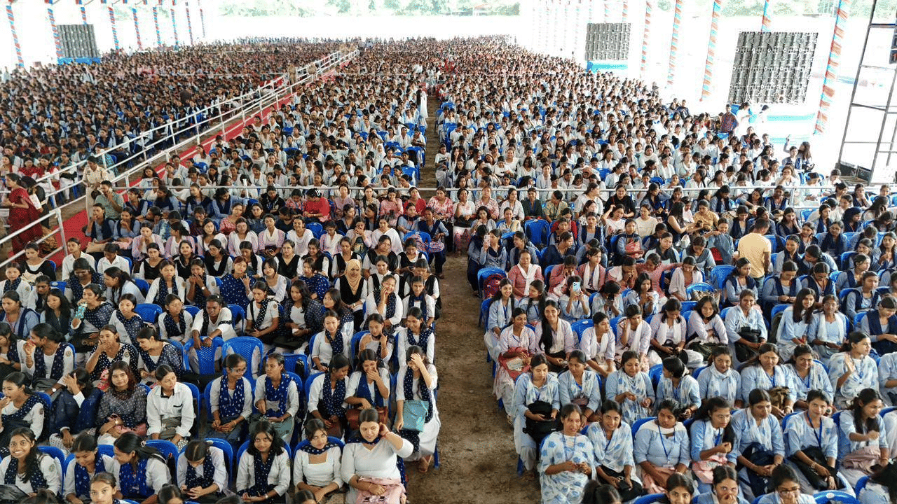 উল্লেখ্য যে, নিযুত মইনা আঁচনিৰ অধীনত একাদশ আৰু দ্বাদশ শ্ৰেণীত নামভৰ্তি কৰা প্ৰতিগৰাকী ছাত্ৰীয়ে প্রতিমাহে ১ হাজাৰ টকাকৈ, সংহত শিক্ষক প্রশিক্ষণ কাৰ্যসূচীত নামভৰ্তি কৰা ছাত্ৰীসকলকে ধৰি স্নাতক পাঠ্যক্রমত নামভৰ্তি কৰা ছাত্ৰীসকলে প্রতিমাহে ১,২৫০ টকাকৈ আৰু স্নাতকোত্তৰ পাঠ্যক্ৰমত নামভৰ্তি কৰা প্ৰতিগৰাকী ছাত্রীয়ে প্রতিমাহে ২,৫০০ টকাকৈ সর্বাধিক দহ মাহৰ বাবে লাভ কৰিব।