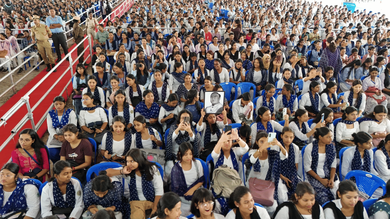 স্নাতক শ্ৰেণীৰ পঞ্চম ষান্মাসিকত অধ্যয়ন কৰা ছাত্ৰী, ৰাজ্যৰ পলিটেকনিক, আইটিআইত অধ্যয়নৰত ছাত্রীকো নিযুত মইনা আঁচনিয়ে সামৰি ল'ব বুলি মুখ্যমন্ত্ৰীয়ে ঘোষণা কৰে। ইয়াৰ ফলত আঁচনিখনৰ সুবিধা লাভ কৰা ছোৱালীৰ সংখ্যা ১ লাখ বৃদ্ধি পাব। লগতে তেওঁ কয় যে,চৰকাৰৰ লক্ষ্য হৈছে ১০ লাখ ছাত্রীক নিযুত মইনা আঁচনিখনৰ জৰিয়তে শিক্ষাগ্রহণৰ সুবিধা কৰি দিয়া।