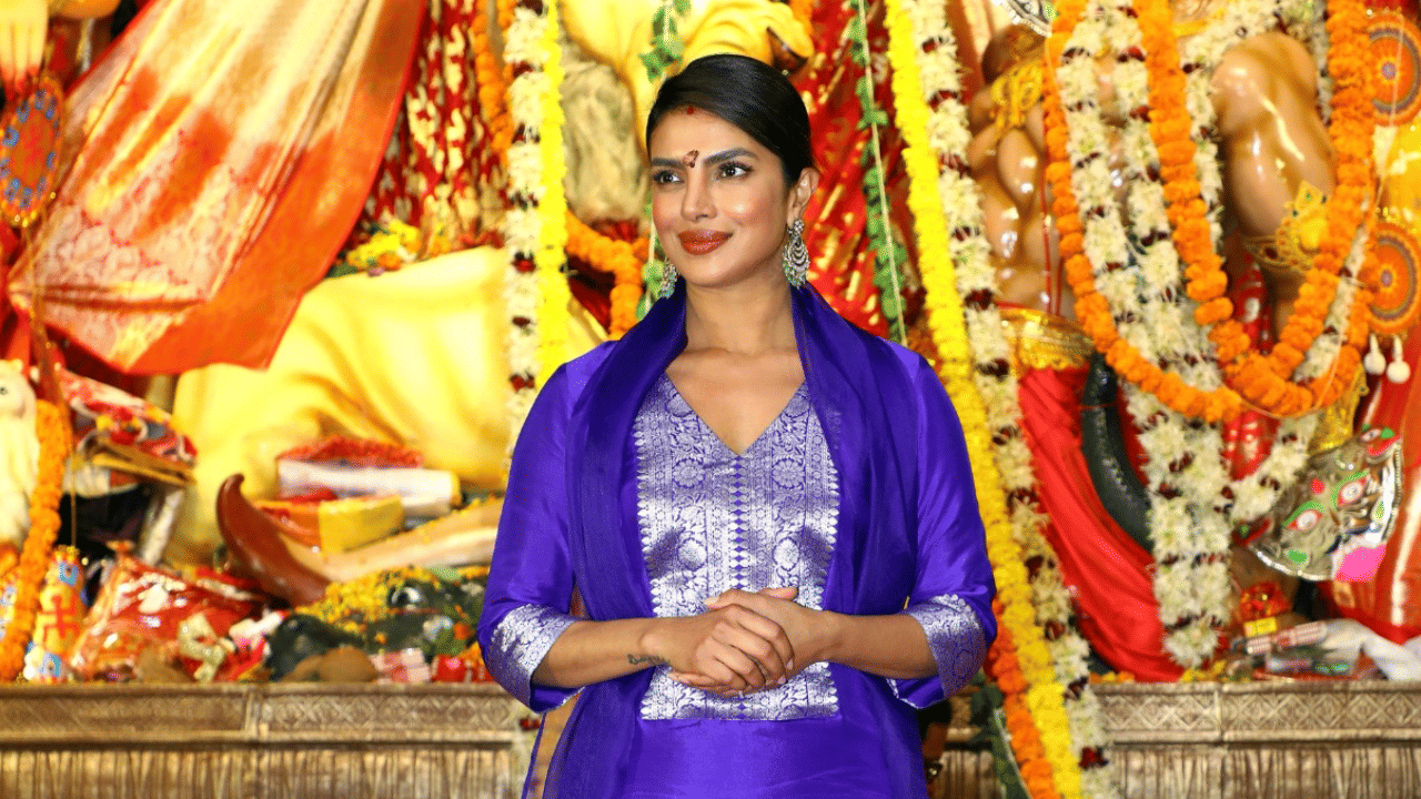 আহি আছে ‘SSMB 29’, তাৰ পূৰ্বে দুৰ্গা পূজাত দেখা গ’ল অভিনেত্ৰী প্ৰিয়ংকা চোপ্ৰাক…