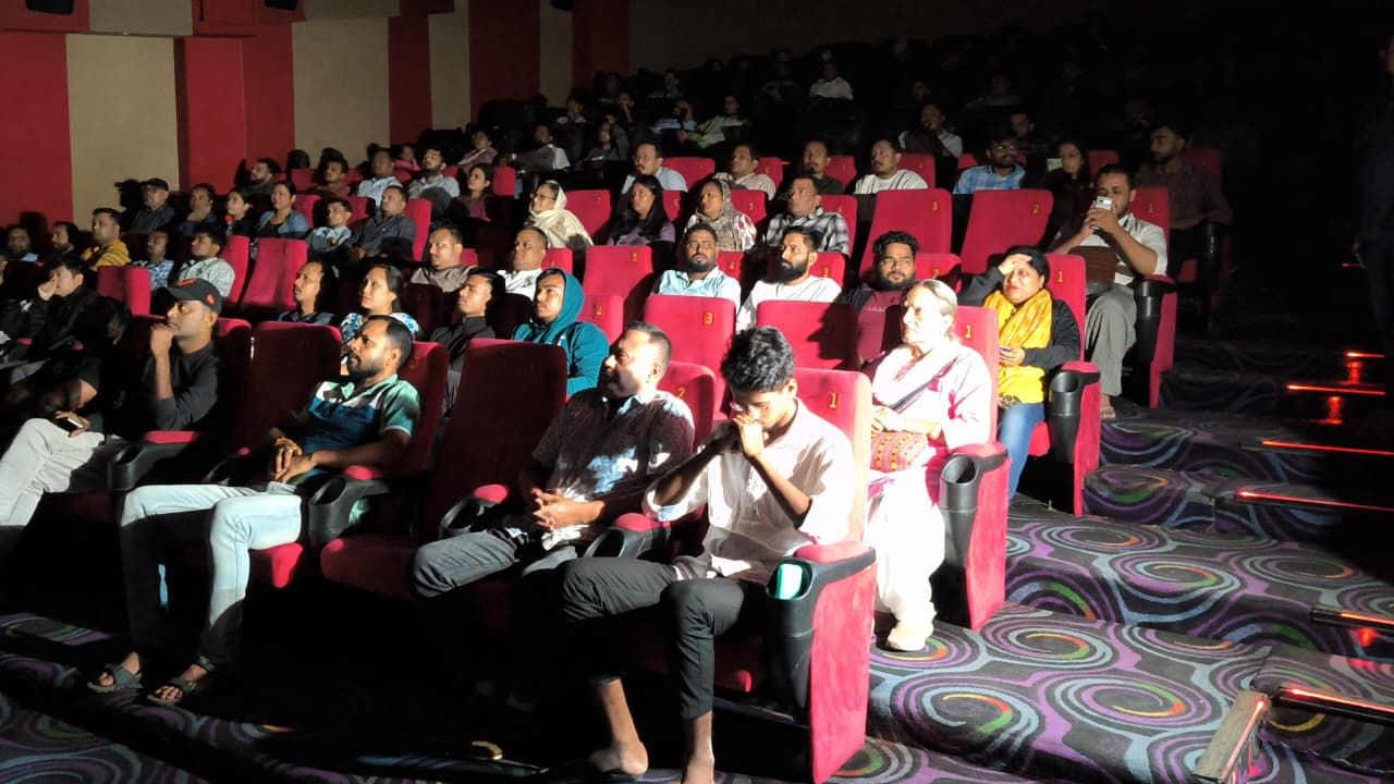 বেলতলাৰ মেট্ৰিক্স চিনেমা হলত পুৱতি নিশা ৪.২৫ বজাৰ পৰা আৰম্ভ হয় প্ৰথম দৰ্শনী। ৰৈ ৰৈ বিনালে চাই আবেগিক হৈ উলাই আহিল দৰ্শক । লক্ষীমপুৰৰ নক্ষত্ৰ চিনেমা হলত পুৱা ৪ঃ৩৫ বজাতেই আৰম্ভ হয় দৰ্শনী। কেৱল নক্ষত্ৰ ছবিগৃহতে নহয়, ধেমাজিৰ ছবিগৃহ RR Cinemas ত পুৱা ৪:৪৫ বজাৰ পৰা প্ৰথম দৰ্শনী আৰম্ভ হৈছে। একেদৰে অসমৰ বহু ছবিগৃহত প্ৰথম দৰ্শনী পুৱা ৫ বজাৰ পৰা আৰম্ভ হৈছে। মুঠতে পুৱতি নিশাৰ পৰাই হাউছফুল ৰাজ্যৰ প্ৰতিটো ছবিগৃহ।